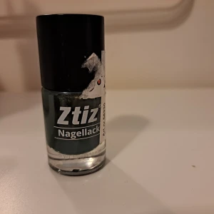 Ztiz Nagellack mörkgrön - Nagellack från Ztiz i en snygg mörkgrön nyans. Kommer i en rund glasflaska med svart plastlock. Perfekt för dig som vill ha en cool och trendig färg på naglarna. Oöppnat.. oanvänt 