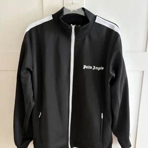 Palm Angels zip hoodie - Säljer min Palm angels tröja som jag fick i födelsedagspresent, aldrig använd, lägger ut billigt för att den inte passar:(