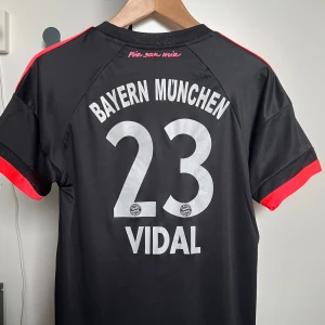 Bayern München Arturo Vidal fotbollströja - Sparsamt använd tröja, endast en liten, knappt synlig, defekt framtill på reklamen på tröjan. Se tredje bilden. S/M