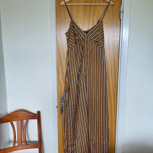 Randig byxdress från bikbok  - Fin randig byxdress i silkesliknande material, perfekt för sommaren. Väldigt luftig och mjuk. Inge tydliga defekter. Storlek 36 