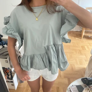 Söt volangblus  - Supersöt volangblus från Zara med volanger på ärmarna och nertill. Str M men passar både s och mig som har xs!! Pris kan diskuteras💕💕