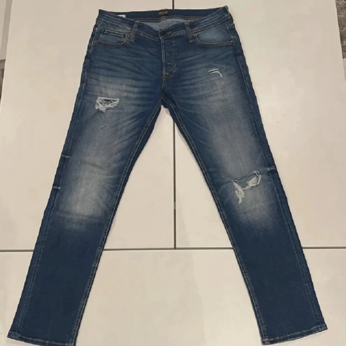 Blå slitna jeans med raka ben - 2