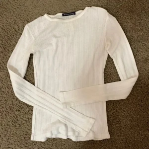 Vit  långärmad tröja Brandy Melville - Långärmad tröja från brandy, storlek one size (xs-s)
