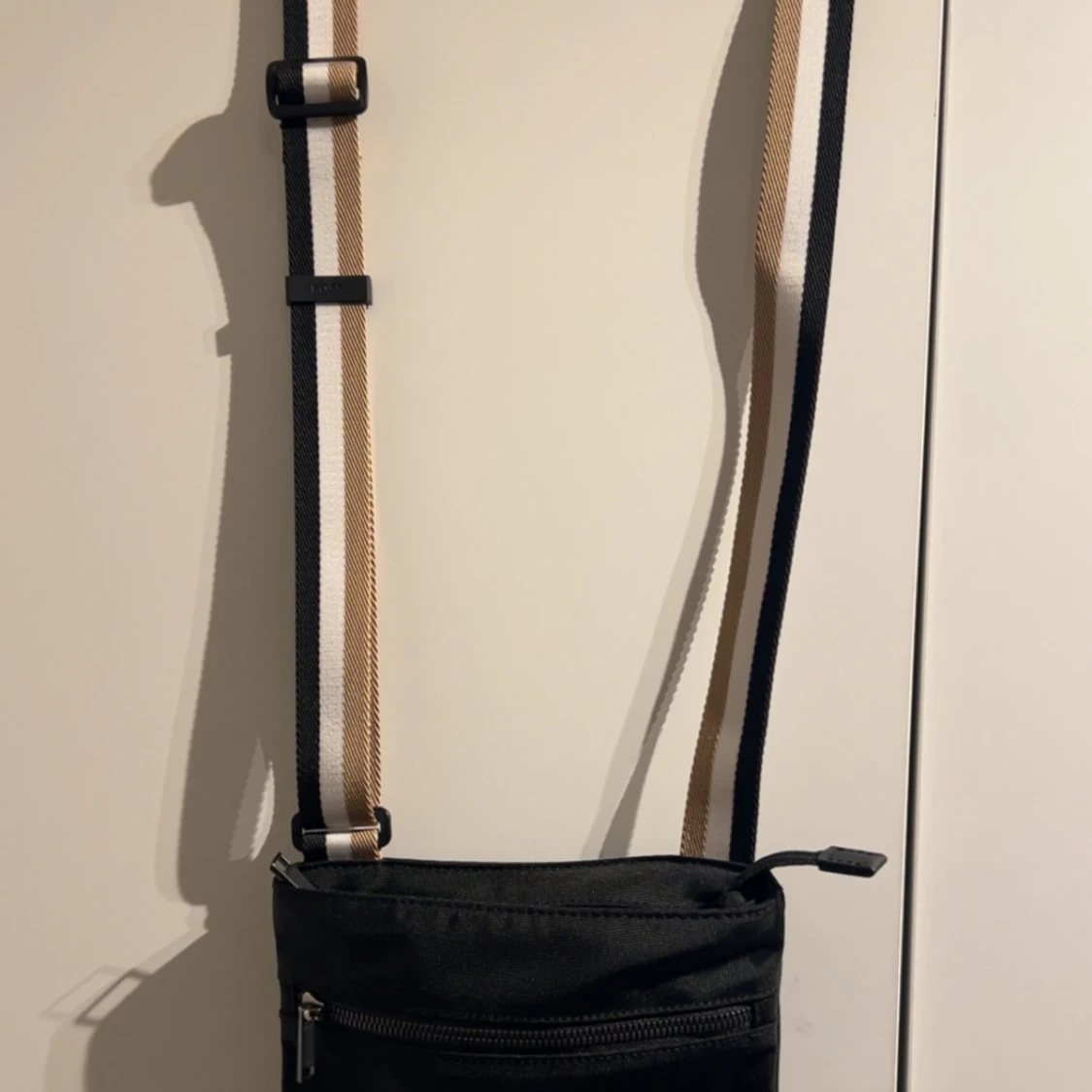 Svart axelväska med randigt band Hugo boss  - 2