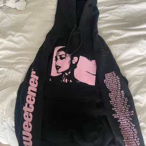 Ariana Grande hoodie - Svart hoodie från H&M Divided med Ariana Grande Sweetener-tryck. Knappt använd.
