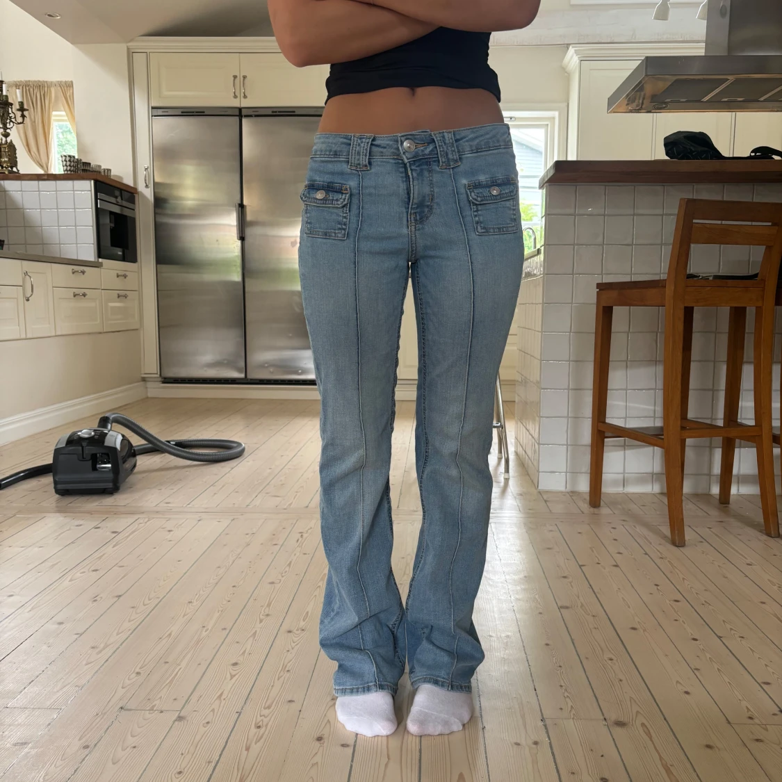 Ljusblå bootcut jeans med fickor