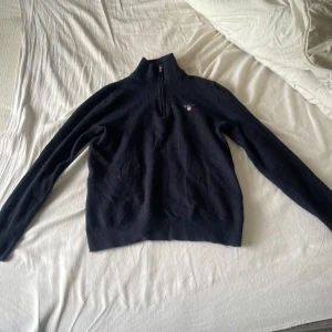 Gant halv zip - Snygg marinblå/mörkblå bomull tröja från Gant med half zip och hög krage. Perfekt för dig som gillar klassisk och stilen med en modern twist. Ny pris 1400kr. Storleken är M men sitter som S så den är för liten för mig har använt den 1-3 gänger. Vid frågor och funderingar tveka inte att höra av er. Priset går att diskutera!