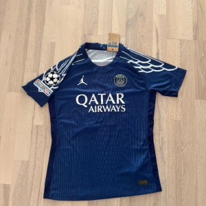 PSG 24/25 Doue player edition - Helt ny med tagg. Storlek M. Skriv ifall ni vill ha mer bilder.