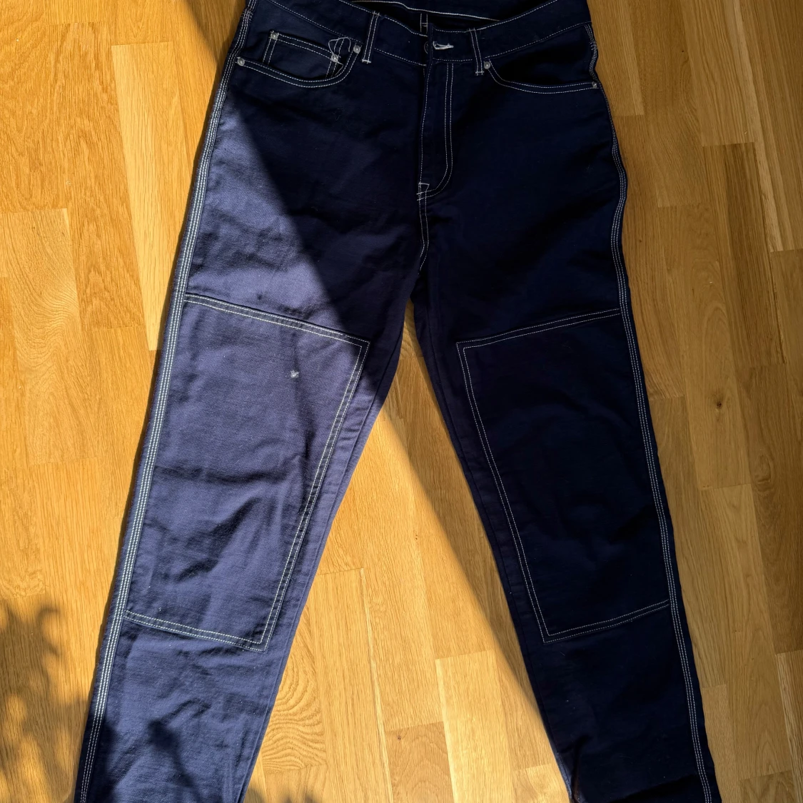 Mörkblå jeansbyxor från Vailent