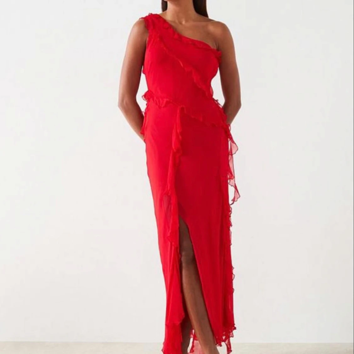 Röd långklänning med volang och slits