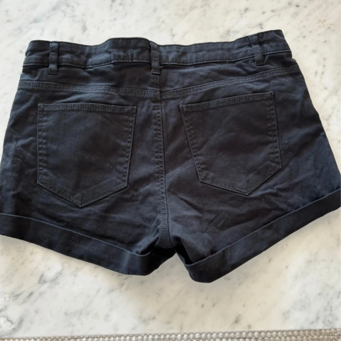 Svarta shorts med fickor och knapp - 2