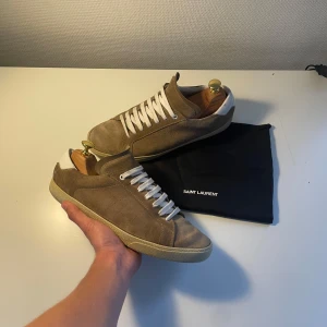 Saint Laurent SL/06 - Säljer dessa rikigt eftertraktade och limiterade SL skorna! Sälja inte längre så är rare och sjukt eftertraktade. Dem är i bra använt skick. Kommer inte med något extra. Skorna är i storlek 43 och sjukt sköna! Skriv om det finns några funderingar! 