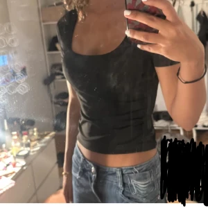 Svart croppad t shirt - Använt 1-2 ggr och passar xs och s