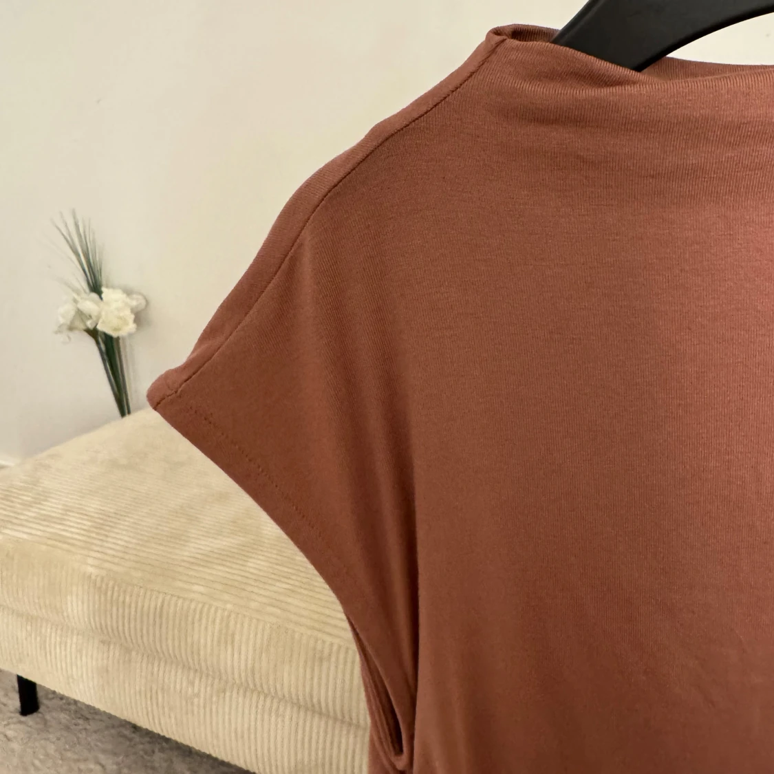 Elegant topp med rynkade sidor  - 4