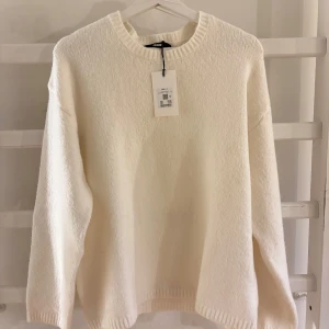 Vit stickad tröja  - Vit supermysig och fin stickad tröja från bikbok som sitter lite oversized med prislapp kvar!!💞