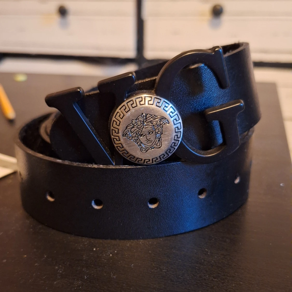 Svart Versace bälte med stor logga