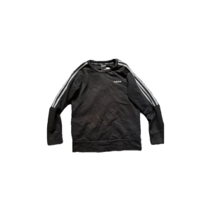 Adidas sweatshirt - Fet adidas sweatshirt som inte längre används den är använd ett par gånger men inga hål eller så, 😱 kom dm för mått, frågor osv 😁🤐