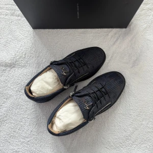 giuseppe zanotti - Säljer dessa feta skor. Skorna är i nytt skick, allt og följer med dustbag osv.. strl 43eu. Skriv vid fler eventuella frågor eller funderingar!!