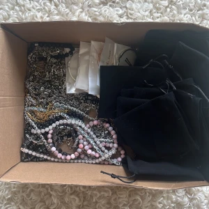 Smycken Re-sale closet - Enorm smyckes bunde med runt 70 smycken plus runt 60 fina påsar till, alla möjliga sorters men främst silver cordell, kristall armband liknande, guld pläterat m.m. Pris kan diskuteras självklart. Köpte allt för att resella själv men pallade inte så jag säljer skitbilligt nu