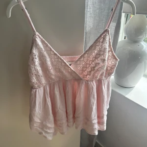 Ljusrosa V ringad sommartopp från Hollister  -  Jag säljer min helt nya sommar topp från Hollister då den inte kommer till användning, Den är helt ny utan prislapp, inköpt denna sommar. Storleken är S men passar även Xs 