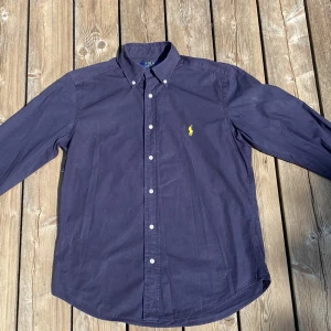 Mörkblå skjorta Polo Ralph Lauren S - Snygg mörkblå skjorta från Polo Ralph Lauren i slim fit-modell. Nypris:1600kr