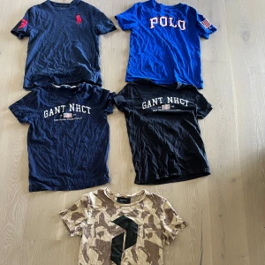 Märkes T-shirts  - Säljer 5 snygga T-shirts i olika storlekar från välkända märken. Alla i bra skick! 300 kr vid köp av alla 5 tröjor.   Bild 2 - Mörkblå, Ralp Lauren, storlek 14-16 år (barnstorlek 160).  Bild 3 - Peak Performence, storlek S.  Bild 4- 2 Gant tröjor, lika dana. En mörkblå och en svart, storlek XS i båda. Bild 5 - Ralp Lauren, storlek 14-16 år (barnstorlek 160). 