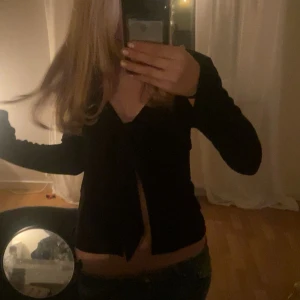 Svart gina tröja - Svart tröja från gina tricot som man knyter där fram. Köpt för 299 kr och använd max 5 gånger💘 säljer då för jag inte använder den!💓storlek S