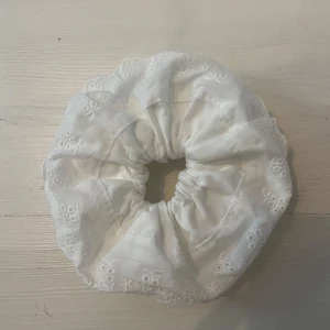 Vit broderad scrunchie - Stor vit broderad scrunchie, aldrig använd 