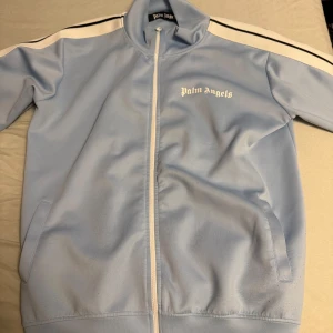 Palm Angels Dress - Säljer min palm angels dress som är i fint skick och har inte använts mycket, kvaliteten är riktigt bra den ger en fleece insida så den är riktigt skön att ha på sig.