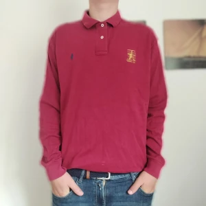 Ralph Lauren piké  - Långärmad, röd Ralph Lauren piké i väldigt bra skick, storlek M. Kolla profilen för mer Ralph Lauren kläder 