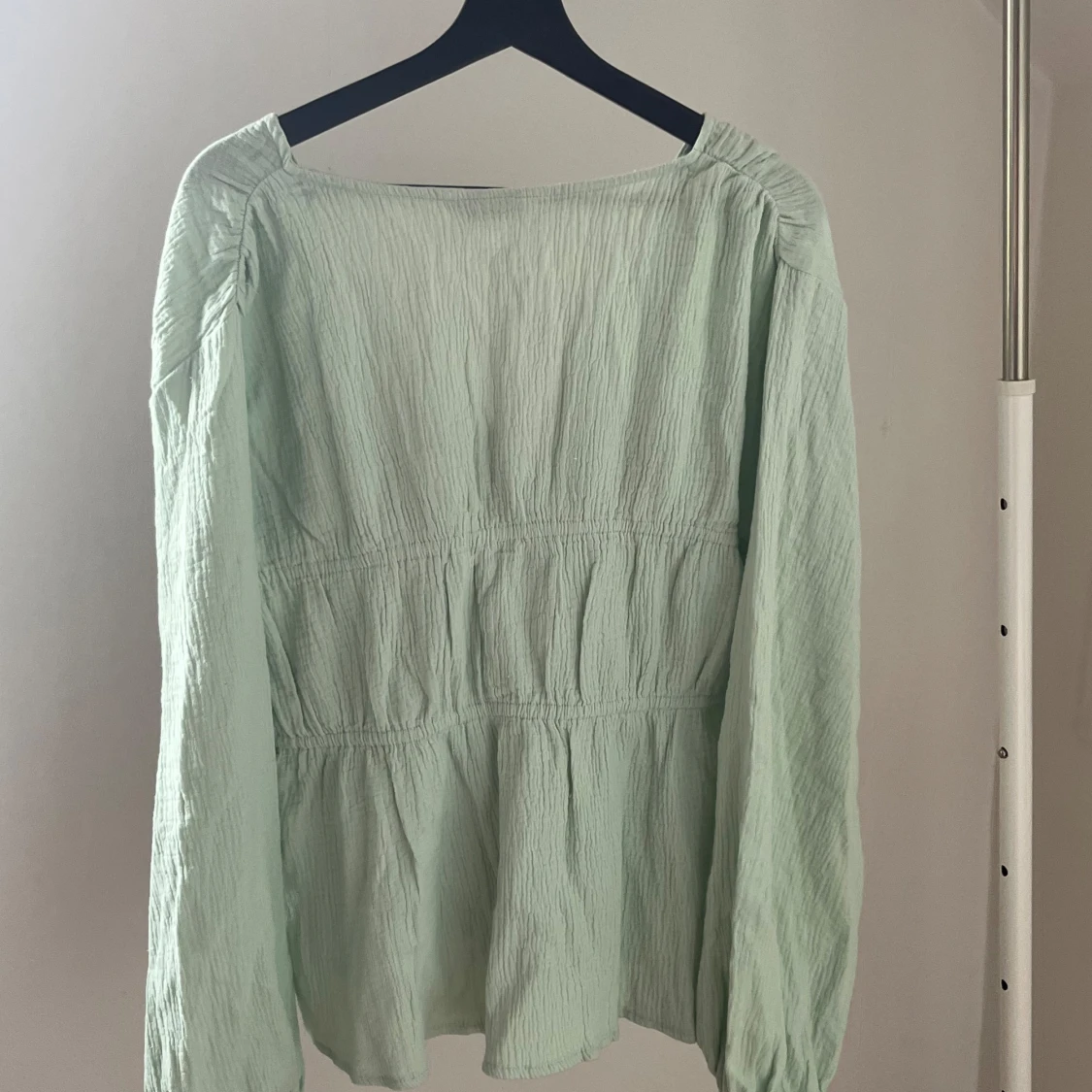 Ljusgrön tröja med knäppning framtill - 1