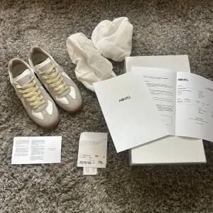 Maison Margiela GATS - Säljer dessa skor åt min brorsa, de är i jättefint skick och sparsamt använda. Köptes på Miinto,  kvitto och tags medföljer, tyvärr inte boxen dock.  Hör gärna av er vid flera frågor eller funderingar! 