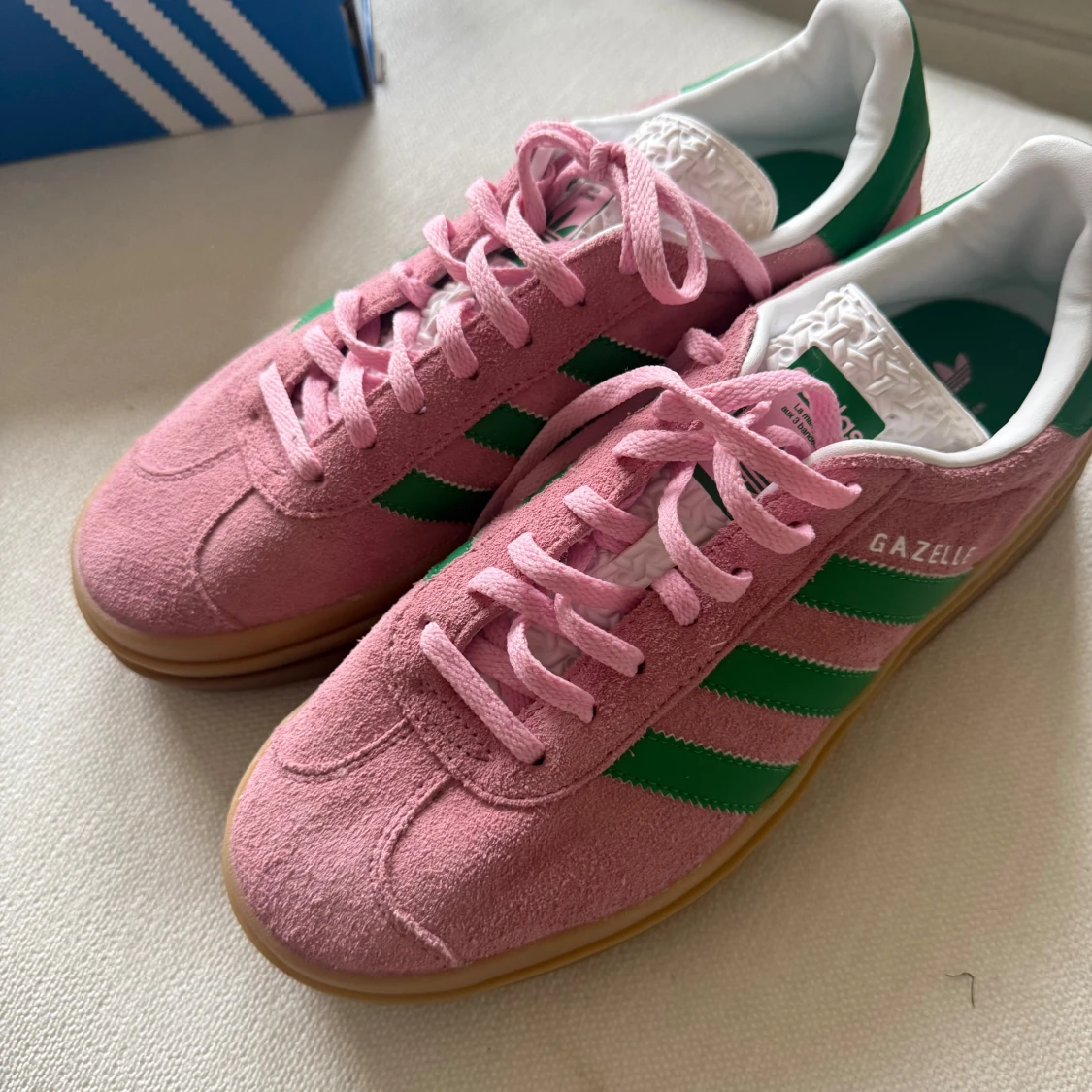 Adidas Gazelle rosa/gröna sneakers - 1