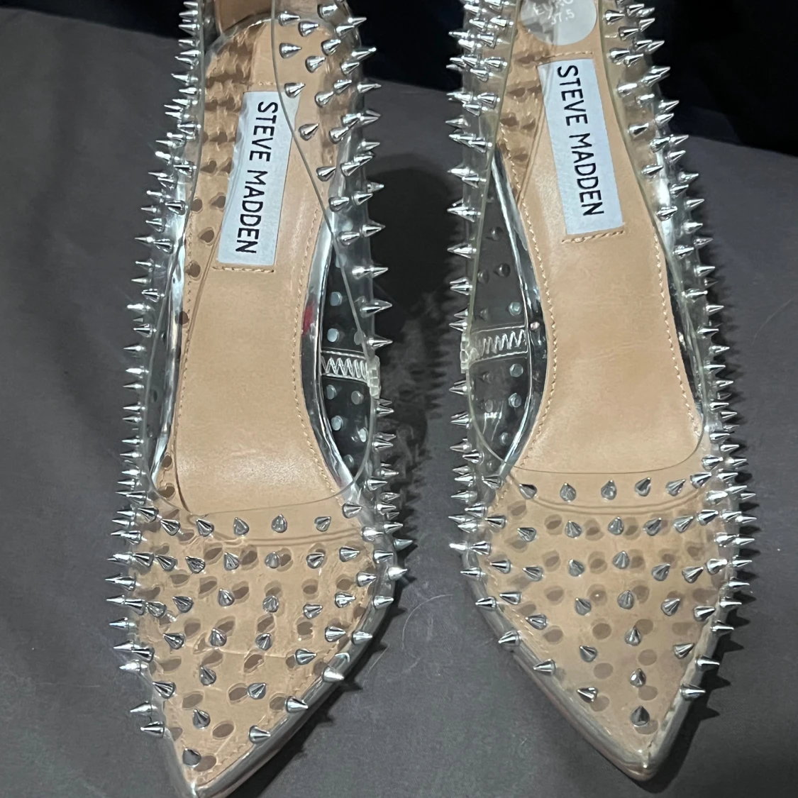 Steve Madden pumps med nitar och spetsig tå