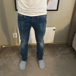 Replay jeans  - Säljer ett par replay jeans med raka ben och snygga slitningar framtill. Jeansen har fem fickor, kontrastsömmar och normal passform. Perfekta för dig som gillar en tidlös look och vill ha ett par jeans som funkar till det mesta.