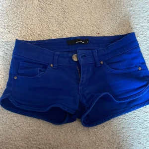 Lågmidjade shorts från Tally Weijl - Snygga lågmidjade shorts från Tally Weij, aldrig använda i storlek 32.  perfekt till sommaren🥰
