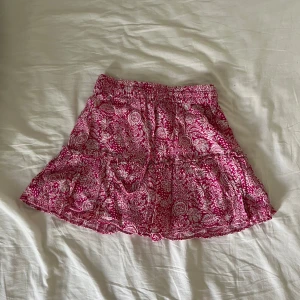 rosa blommig kjol från zara - supersöt kjol från zara i rosa och vit med blommigt mönster, perfekt för dig som gillar en feminin och somrig stil⭐️säljer en likadan fasst blå kjol inne på min profil!