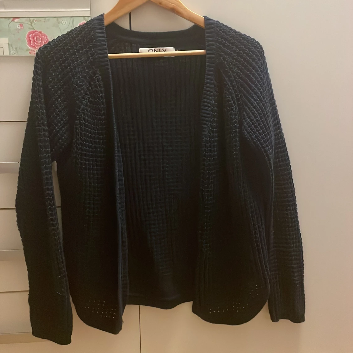 Svart stickad kofta från ONLY