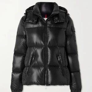 Moncler jacka - Säljer min supersnygga dunjacka ifrån Moncler i modellen forumine. Självklart äkta kvitto medföljer. Säljer för att vill köpa en annan. Nypris: 17000 💗💗