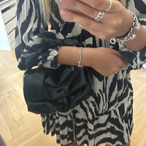 Svart väska - Super fin liten svart väska😍 kommer ej till använding därför säljer jag den💓💓