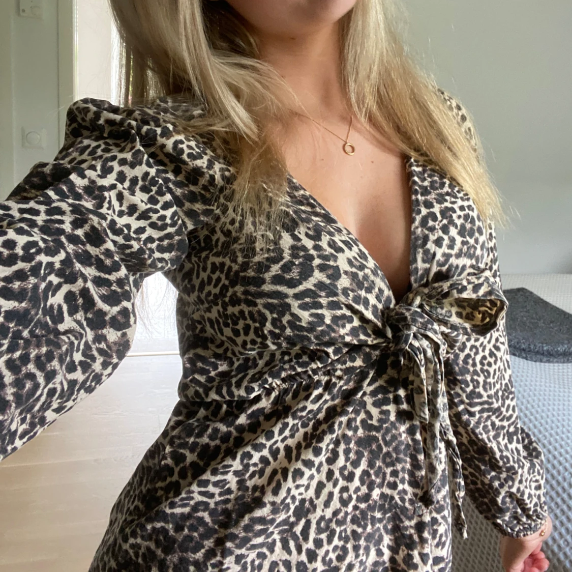 Leopardmönstrad kortklänning med knyt - 2