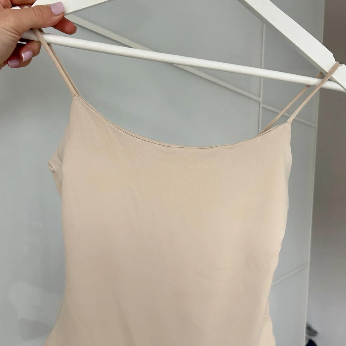 Beige body med smala axelband