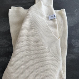 Beige stickad tröja från Wera - I fint skick. Beige-gul färg.