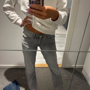 Grå raka jeans med låg midja - Säljer ett par grå jeans med låg midja och raka ben. Perfekta för en chill och avslappnad look. Skriv för fler bilder💗