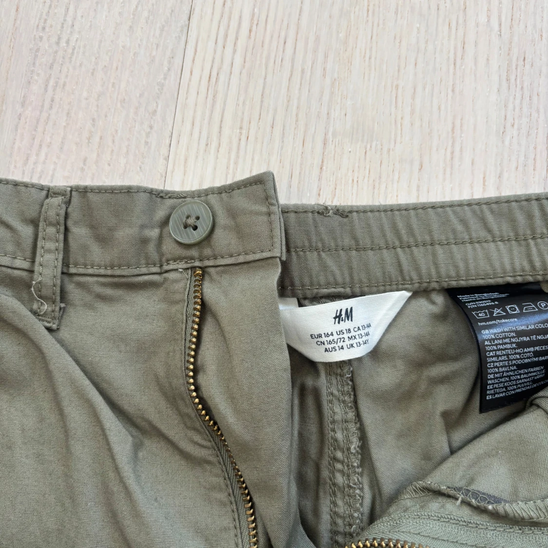 Olivgröna cargobyxor från H&M - 2