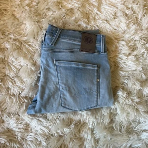 Replay Jeans - Ett par Replay Jeans i storlek w34. Modellen är anbass och sitter som slim fit ungefär. Priset är ej hugget i sten. Tveka ej på att skriva vid minsta fråga eller fundering.