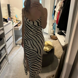 Zebra klänning - Säljer denna långklänning från h&m med kors i ryggen