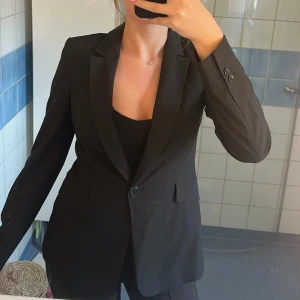 Figursydd kavaj från Zara Basic - Perfekt för en utekväll🥂