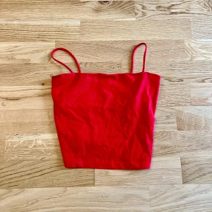 Linne - Rött croppat linne från Gina Tricot i storlek S, i fint skick🌸