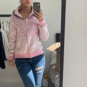 Rhinestone kofta - Rhinestone tröja köpt den ett UF-företag som jag inte kommer ihåg namnet till. Köpt för två år sen men har inte kommit till användning, har inga defekter, mycket bra skick. Nypris: 799kr Mitt pris: 499kr. Kontakta mig vid frågor och pris kan alltid diskuteras💕😊